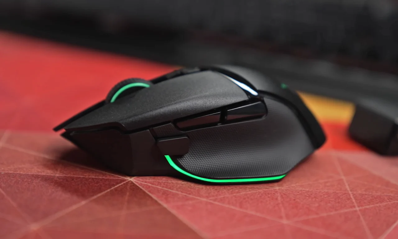 11 programmable buttons in Razer Basilisk V3 Pro are more than what you need.