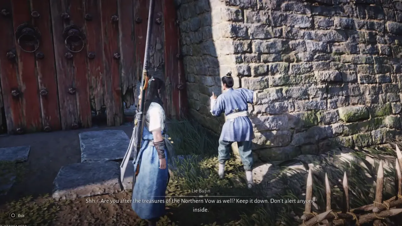 Young Hero standing near Lie Bujin eavesdropping on soldiers.