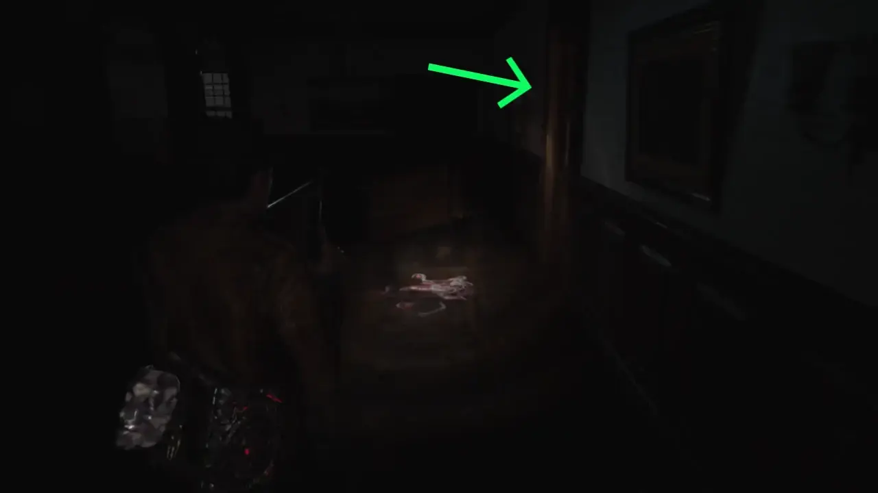 Corentin's room door marked with green arrow.